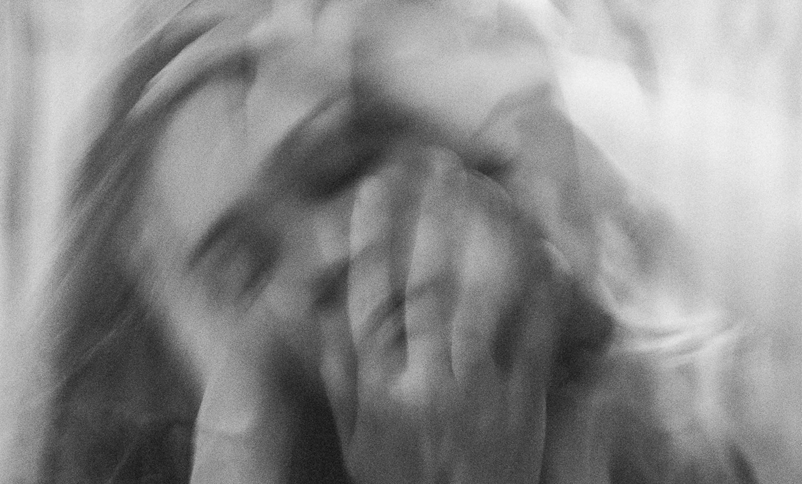 Naine hoiab peast kinni - fotod kunstiteraapias